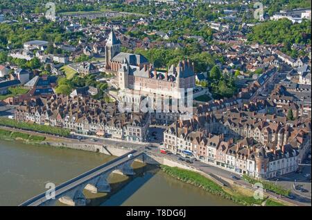 France, Loiret, Gien, Sainte Jeanne d'Arc (Joan of Arc) Église, le château et les rives de la Loire (vue aérienne) Banque D'Images