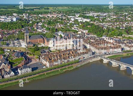 France, Loiret, Gien, Sainte Jeanne d'Arc (Joan of Arc) Église, le château et les rives de la Loire (vue aérienne) Banque D'Images