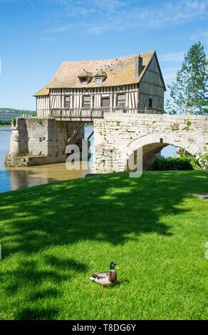 La France, l'Eure, Vernon, le vieux moulin sur le vieux pont sur la Seine Banque D'Images