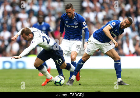 Tottenham Hotspur's Christian Eriksen (à gauche) et d'Everton's Cenk Tosun (à droite) bataille pour la balle durant le premier match de championnat à Tottenham Hotspur Stadium, Londres. Banque D'Images