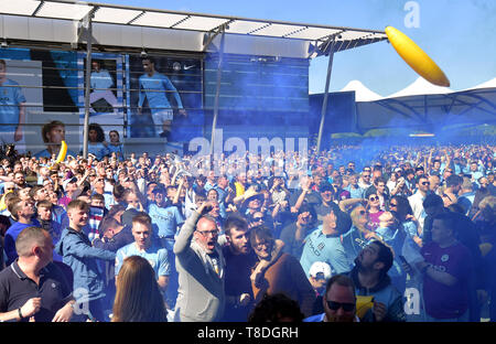 Manchester City fans célèbrent à l'Etihad Stadium, Manchester. Banque D'Images