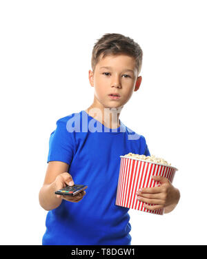 Cute little boy avec cuvette de popcorn changements de chaînes sur fond blanc Banque D'Images