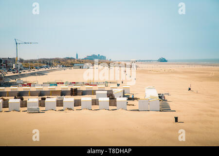 Très belle vue panoramique de la plage de Zeebrugge avec dunes de sable et les bâtiments de l'hôtel sur une journée ensoleillée avec ciel bleu, Flandre orientale, Belgique Banque D'Images