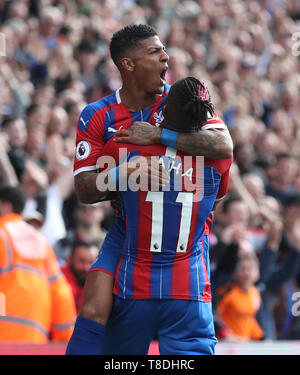 Le Crystal Palace Patrick van Aanholt célèbre avec coéquipier Wilfried Zaha après qu'il scores pour le rendre 4-2 lors de la Premier League match à Selhurst Park, Londres. Banque D'Images