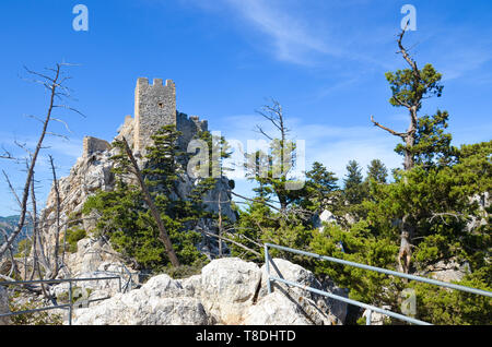 Saint Hilarion château historique dans la région de Kyrenia, Chypre du Nord prises avec ciel bleu au-dessus. Situé sur les rochers des montagnes de Kyrenia Banque D'Images