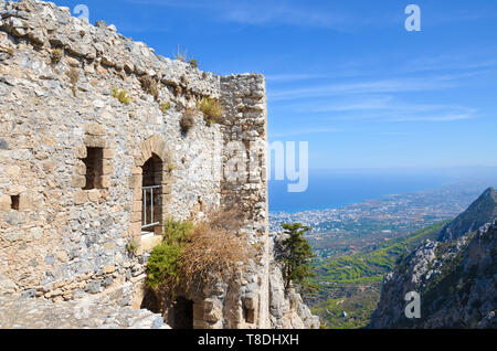 Ruines du château historique de Saint Hilarion en Chypre du nord donnant sur la mer Méditerranée et la côte de la ville de Kyrenia. Banque D'Images