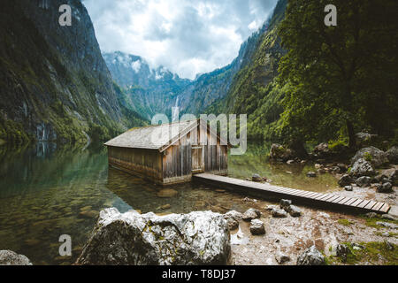 Vue panoramique sur la vieille maison traditionnelle bateau en bois au pittoresque Lac Obersee, sur une belle journée avec ciel bleu et nuages en été, Bavière, Allemagne Banque D'Images