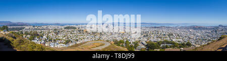 Belle vue panoramique sur les toits de la ville de San Francisco de Twin Peaks vista panoramique vue sur une journée ensoleillée avec ciel bleu, California, USA Banque D'Images