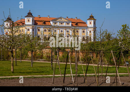 Un ensemble de bâtiments et de jardins baroque unique est l'État Milotice Chateau - région de Moravie du Sud, République Tchèque Banque D'Images