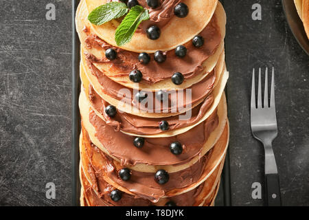 De délicieux pancakes légers aux fruits rouges et chocolat coller sur la plaque Banque D'Images