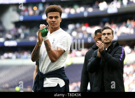 L'Alli Dele Tottenham Hotspur (à gauche) applaudit les fans après le coup de sifflet final lors de la Premier League match à Tottenham Hotspur Stadium, Londres. Banque D'Images