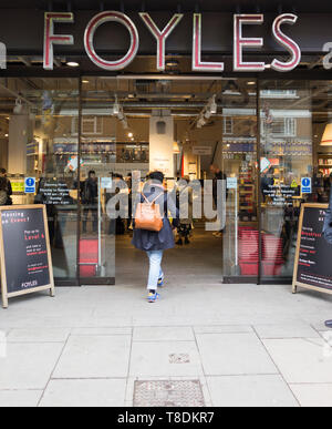 Clients entrant dans la librairie Foyles sur Charing Cross Road, Londres, Angleterre, Royaume-Uni Banque D'Images