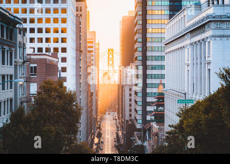 Belle vue sur le centre-ville de San Francisco avec le célèbre California Street illuminée en premier golden lumière du matin au lever du soleil en été, à San Francisco, Banque D'Images