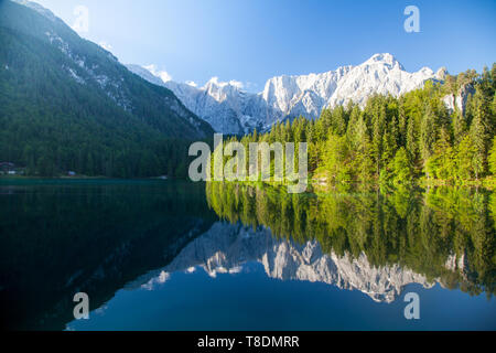 Belle vue paisible matin de Laghi di célèbre Fusinee dans la pittoresque ville de lumière du matin au lever du soleil, province d'Udine, Frioul-Vénétie Julienne, dans le nord de l'Ital Banque D'Images