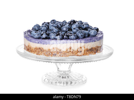 Stand avec dessert délicieux bleuet gâteau au fromage sur fond blanc Banque D'Images