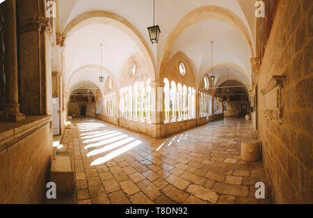 Belle vue sur cour historique de la célèbre église franciscaine et le monastère de Dubrovnik, Dalmatie, Croatie région Banque D'Images