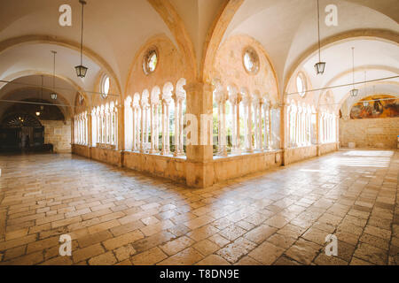 Belle vue sur cour historique de la célèbre église franciscaine et le monastère de Dubrovnik, Dalmatie, Croatie région Banque D'Images