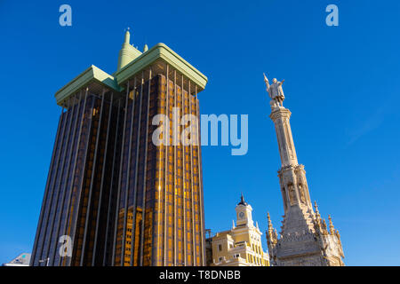 Statue de Christophe Colomb. Immeuble de bureaux à Paseo de la Castellana, du côlon Tours à Plaza de Colón. La ville de Madrid, Espagne Europe Banque D'Images