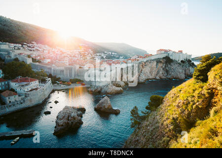 Belle vue panoramique de la ville historique de Dubrovnik, dans la belle lumière du matin au lever du soleil d'or, la Dalmatie, Croatie Banque D'Images