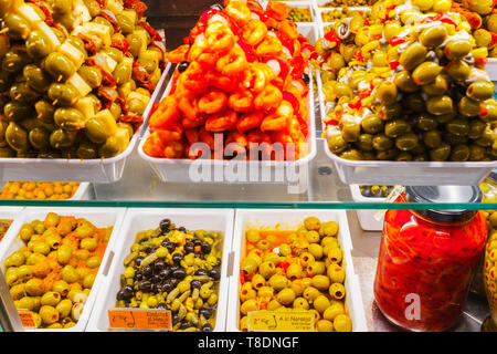 Mercado de San Miguel. Marché gastronomique typique spécialisé dans les tapas. La ville de Madrid, Espagne. L'Europe Banque D'Images