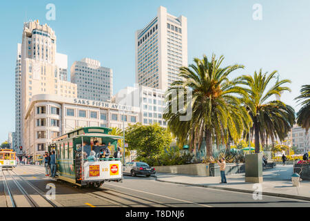 4 septembre 2016 - SAN FRANCISCO : Powell-Hyde téléphériques à Union Square dans le centre de San Francisco dans la belle lumière du matin doré, Cali Banque D'Images