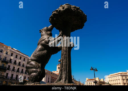 El oso y el madroño. L'ours et l'arbousier Sculpture, symbole de la ville. La Puerta del Sol. La ville de Madrid, Espagne. L'Europe Banque D'Images