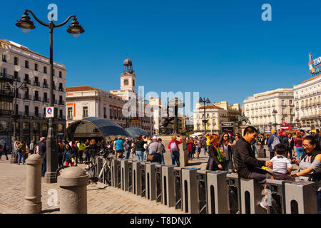 Scène de la vie de la rue, la Puerta del Sol. Depuis 1950 appelé kilomètre zéro de la routes radiales espagnoles. La ville de Madrid, Espagne. L'Europe. La ville de Madrid, Espagne Banque D'Images