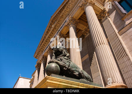 Lion à l'entrée de Congreso de los Diputados. Bâtiment du Parlement espagnol Congrès des députés. La ville de Madrid, Espagne. L'Europe Banque D'Images