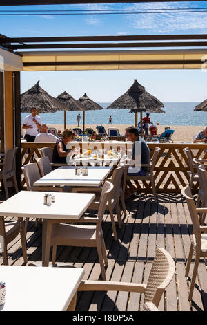 Terrasse d'un bar chiringuito sur la plage de La Cala. Côte de Mijas. Costa del Sol, Malaga province. L'Andalousie, Sud de l'Espagne. L'Europe Banque D'Images