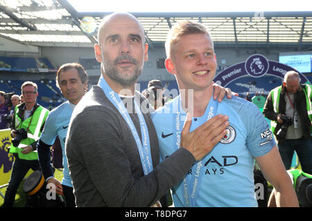 Manchester City manager Pep Guardiola (à gauche) et Alexandre Zintchenko célèbrent leur victoire Banque D'Images