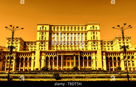 Le Palais du Parlement ou Chambre du Peuple, Bucarest, Roumanie. Vue nocturne de la place centrale. Le palais fut commandé par Nicolae Ceaușescu. Banque D'Images