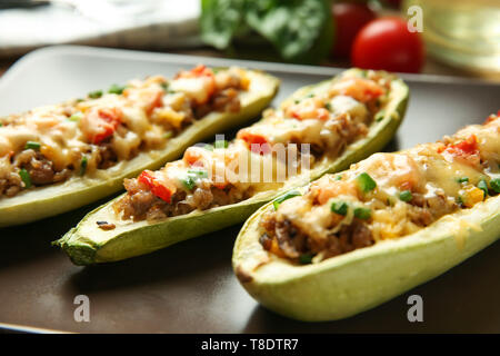 Courgettes farcies de viande des bateaux sur plaque, closeup Banque D'Images