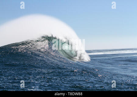 Une grosse vague parfaite, donjons à off Hout Bay en Afrique du Sud. Les jours ensoleillés, sont rares. Banque D'Images