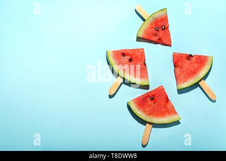 Delicious tranches de melon sur un fond de couleur Banque D'Images
