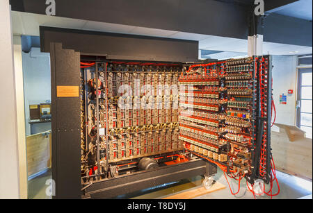 Reconstruction de la Bombe de Turing à Bletchley Park, une fois le top-secret accueil de la guerre mondiale deux décrypteurs, maintenant une attraction touristique de premier plan Banque D'Images