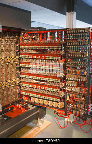 Reconstruction de la Bombe de Turing à Bletchley Park, une fois le top-secret accueil de la guerre mondiale deux décrypteurs, maintenant une attraction touristique de premier plan Banque D'Images