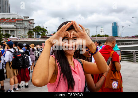 Tourisme une femme pose pour une photo dans le Parc Merlion, Singapour, en Asie du sud-est Banque D'Images