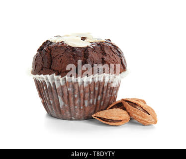 Muffin au chocolat savoureux sucré aux amandes sur fond blanc Banque D'Images