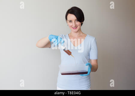 Infirmière attractive brunette holding syringe copy space Banque D'Images