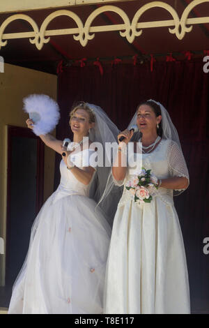 Perth, Australie occidentale, Australie - 20/01/2013 : actrices faisant une performance portant une robe de mariée dans le Fringe Festival Mondial 2013. Banque D'Images