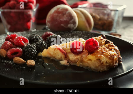 Plaque avec de délicieux galette aux pêches sur la table, gros plan Banque D'Images