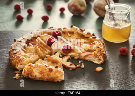 Galette aux pêches délicieux avec du miel sur la plaque d'ardoise Banque D'Images