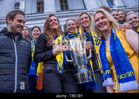 Schwerin, Allemagne. 12 mai, 2019. Le premier ministre du Mecklenburg-Vorpommern, Manuela Schwesig (SPD, r), reçoit les joueurs de volley-ball Marie Schölzel (l), Anna Pogany (M) et Britt Bongaerts (4e à partir de la droite), l'entraîneur Felix et Marcello Fois l'équipe de la SSC Palmberg Schwerin en face de la chancellerie d'État. Le SSC Palmberg Schwerin perdu sur 11.05.2019 après cinq phases finales du dernier match pour le troisième champion allemand titre de suite. Credit : Jens Büttner/dpa-Zentralbild/dpa/Alamy Live News Banque D'Images