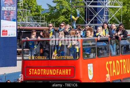 Schwerin, Allemagne. 12 mai, 2019. L'équipe de la SSC Palmberg Schwerin voyages avec un bus à impériale à une réception à la chancellerie d'état. Le SSC Palmberg Schwerin perdu sur 11.05.2019 après cinq phases finales du dernier match pour le troisième champion allemand titre de suite. Credit : Jens Büttner/dpa-Zentralbild/dpa/Alamy Live News Banque D'Images