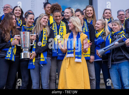 Schwerin, Allemagne. 12 mai, 2019. Le premier ministre du Mecklenburg-Vorpommern, Manuela Schwesig (SPD, M), reçoit les joueurs de volley-ball de la SSC Palmberg Schwerin en face de la chancellerie d'État. Le SSC Palmberg Schwerin perdu sur 11.05.2019 après cinq phases finales du dernier match pour le troisième champion allemand titre de suite. Credit : Jens Büttner/dpa-Zentralbild/dpa/Alamy Live News Banque D'Images