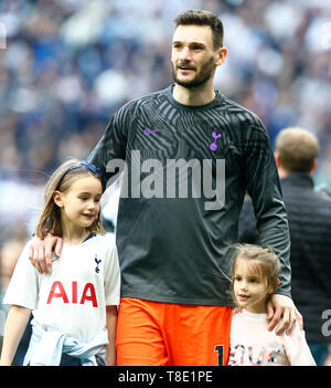 Londres, Royaume-Uni. 12 mai, 2019. Tottenham Hotspur Hugo Lloris avec sa famille en Premier League anglaise entre Everton et Tottenham Hotspur Tottenham Hotspur au stade , Londres, Royaume-Uni, le 12 mai 2019 Action Sport Crédit photo FA Premier League Ligue de football et les images sont soumis à licence. DataCo Usage éditorial uniquement. Pas de vente d'impression. Aucun usage personnel des ventes. Aucune UTILISATION NON RÉMUNÉRÉ : Crédit photo Action Sport/Alamy Live News Banque D'Images