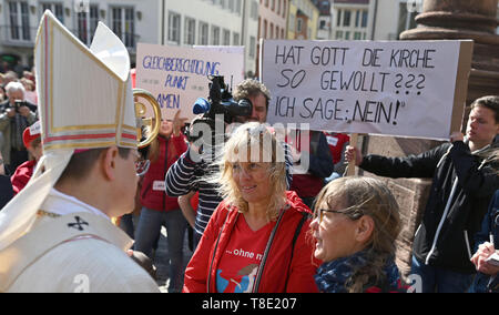 Freiburg, Allemagne. 12 mai, 2019. L'Archevêque de Fribourg, Stephan Burger (l), parle aux femmes de la maria 2.0 Initiative de la communauté de femmes catholiques dans l'Archidiocèse de Fribourg, en face de la cathédrale. Environ 400 femmes ont demandé à l'Église à repenser et à promouvoir la justice entre les sexes dans une action de protestation. Crédit : Patrick Seeger/dpa/Alamy Live News Banque D'Images