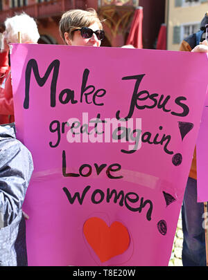 Freiburg, Allemagne. 12 mai, 2019. Un participant d'une action de protestation de l'Initiative Maria 2.0 de la communauté des femmes catholiques dans l'Archidiocèse de Fribourg est titulaire d'une affiche avec l'inscription 'Make Jésus grand encore ! L'amour des femmes !" dans votre main. Environ 400 femmes ont demandé à l'Église à repenser et à promouvoir la justice entre les sexes dans une action de protestation. Crédit : Patrick Seeger/dpa/Alamy Live News Banque D'Images