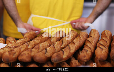 Paris, France. Le 11 mai, 2019. Baguettes sont observés au cours d'une fête du pain à Paris, France, le 11 mai 2019. La 24e fête du pain est tenue à Paris du 11 au 19 mai à la place Louis l¨¦pin, un jet de pierre de Notre Dame. Credit : Gao Jing/Xinhua/Alamy Live News Banque D'Images