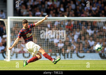 Fabian Schar de Newcastle United en action. Premier League, Fulham v Newcastle Utd à Craven Cottage, à Londres, le dimanche 12 mai 2019. Cette image ne peut être utilisé qu'à des fins rédactionnelles. Usage éditorial uniquement, licence requise pour un usage commercial. Aucune utilisation de pari, de jeux ou d'un seul club/ligue/dvd publications. pic par Steffan Bowen/Andrew Orchard la photographie de sport/Alamy live news Banque D'Images